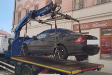 Kladno dál čistí ulice od vraků: Startuje sezona dražeb vozidel odtažených z pozemních komunikací