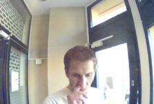 Znáte muže z fotky? V Kladně vybíral peníze z kradené platební karty Znáte muže z fotky? V Kladně vybíral peníze z kradené platební karty