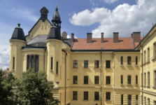 Unikátní laserová technologie poprvé pomáhala na Kladně při restaurování kamenných ozdob budovy gymnázia